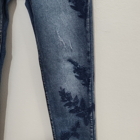 Blue Denim Jeans with Embroidered Leaf Pattern Womens Size 32 - Picture 4 of 11